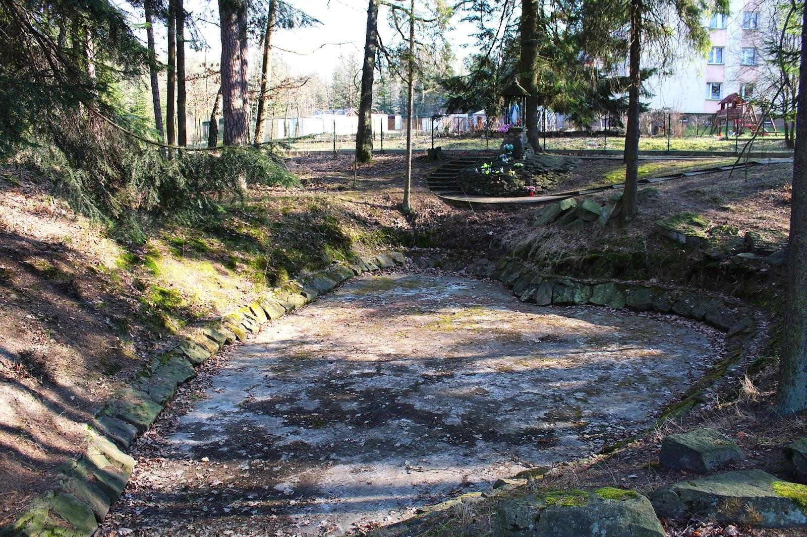 Niecka w kształcie serca na terenie Świętokrzyskiego Centrum Rehabilitacji w Czarnieckiej Górze. Pozostałość po wyschniętym przez działalność górniczą na tym terenie Źródle Stefan. fot. Mateusz Zawada, 2020 r.